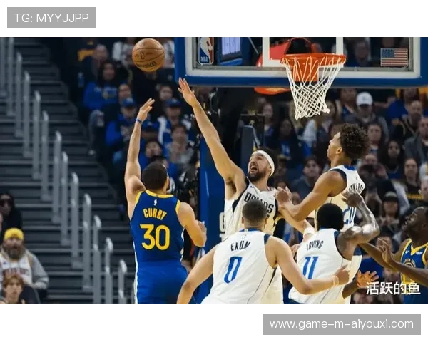 库里外线连续命中三分，勇士在客场翻盘成功